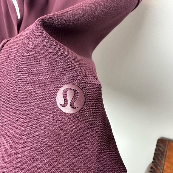 #61 LULULEMON ON THE FLY MAROON LACE SHORTS WORKOUT GYM SIZE 2 - Picture 7 of 9